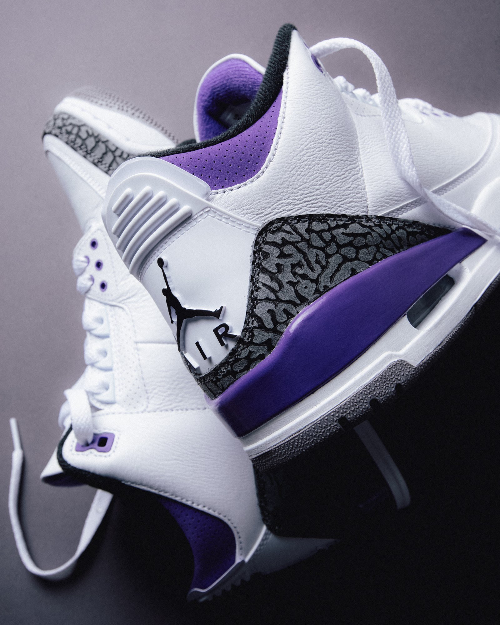 Sneaker, in der Hand gehalten