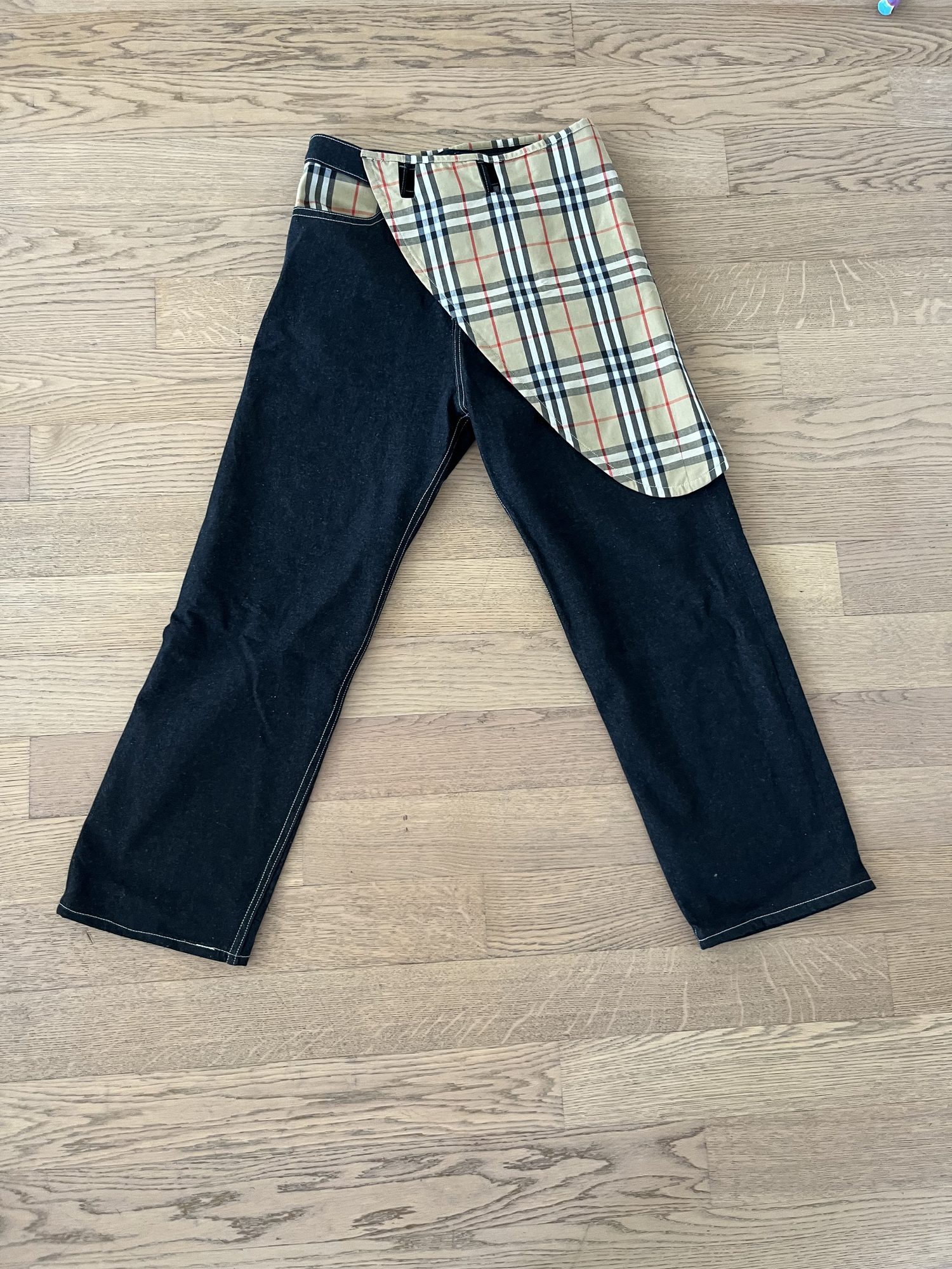 Fertige Jeans, Detailaufnahme des Stoffeinsatzes