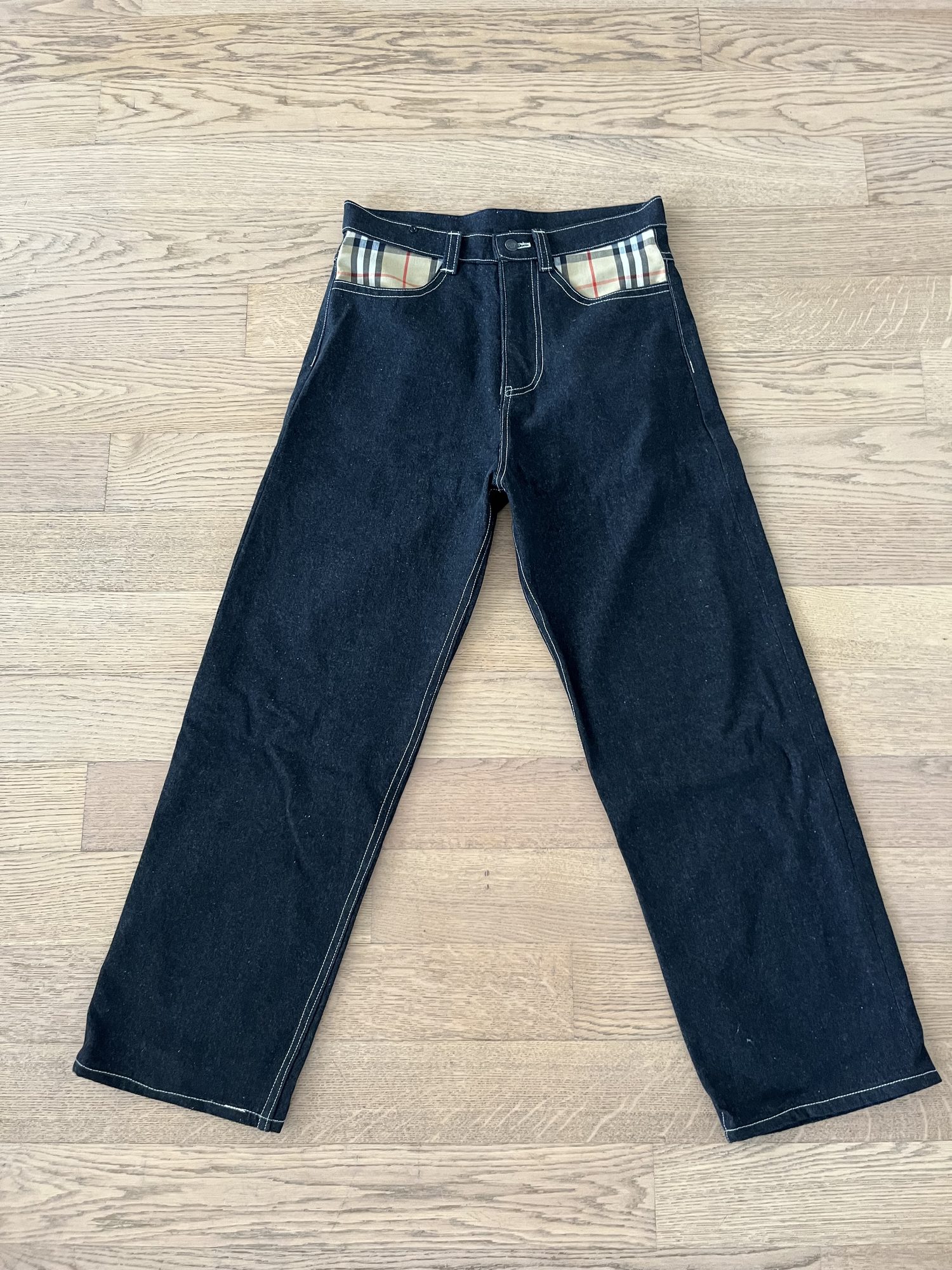 Selbst genähte Jeans mit Stoffdetail, Vorderansicht