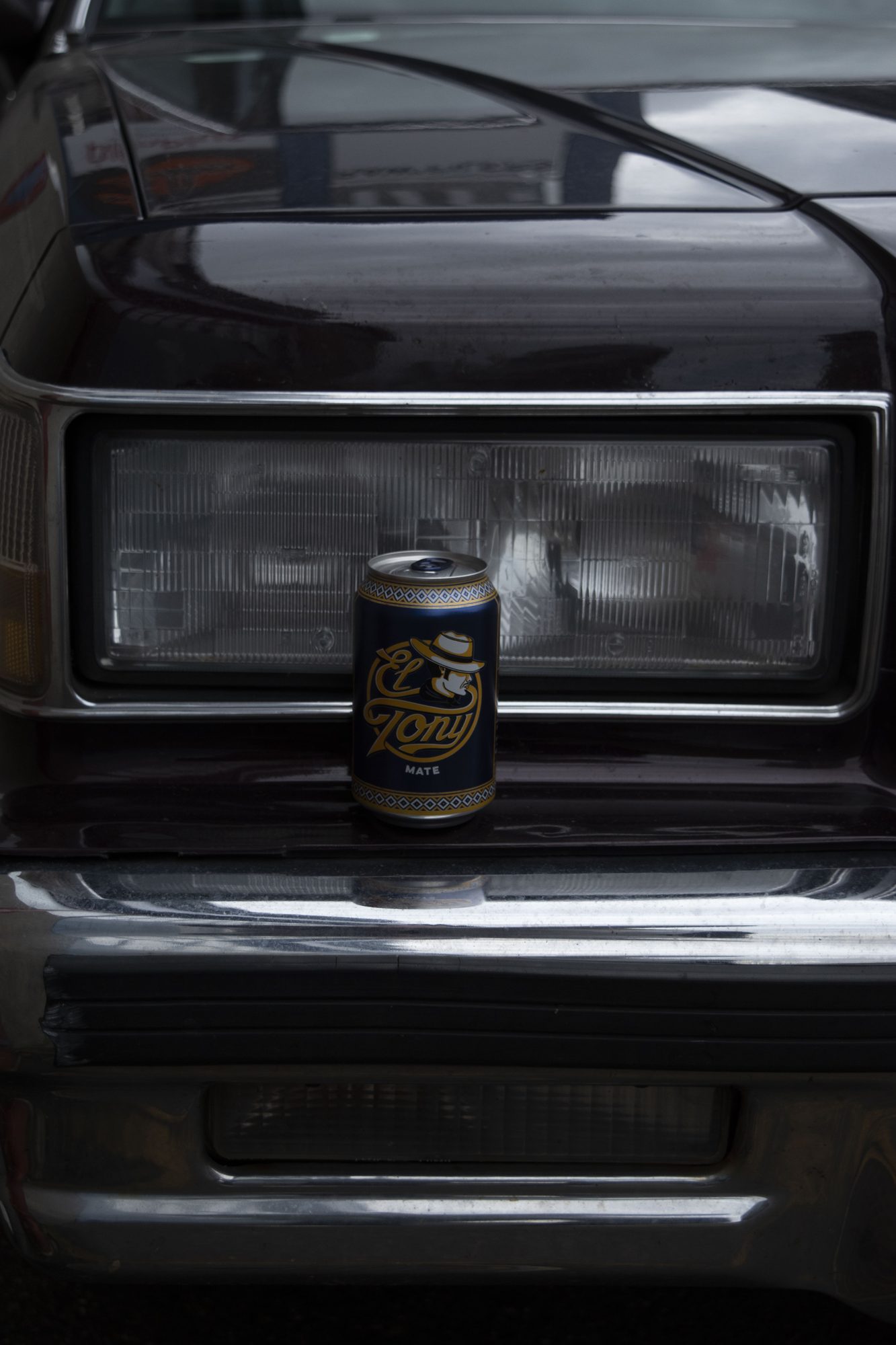 Detailaufnahme eines Oldtimers bei Nacht