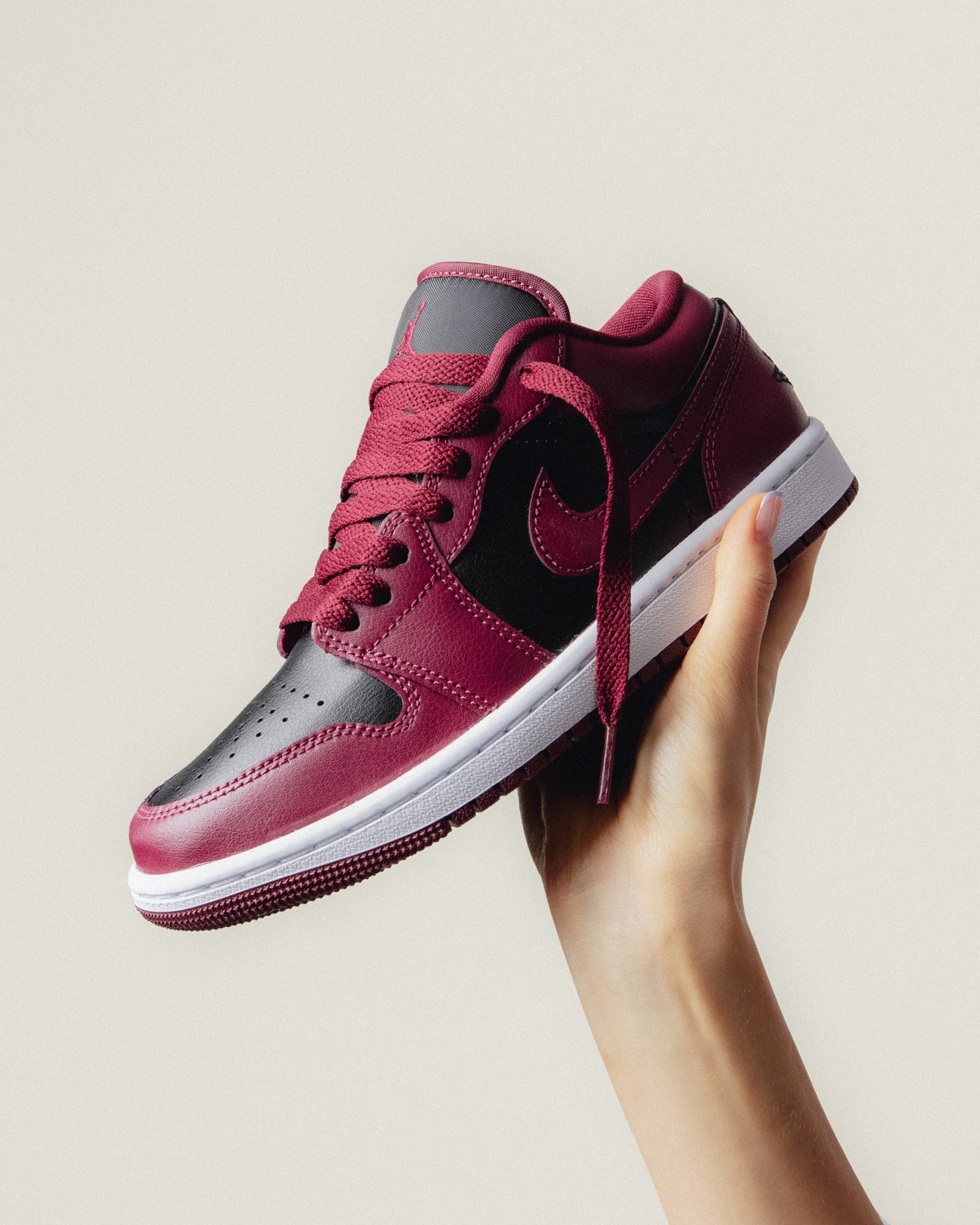 Sneaker, in der Hand gehalten